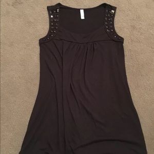 Black medium sleeveless shirt